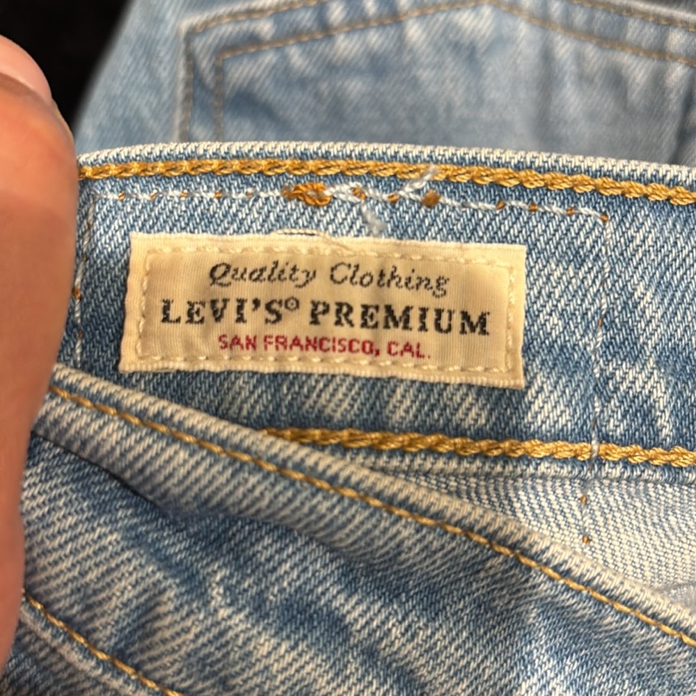 Levi's Women's  Distressed Light Blue Straight Jeans - Picture 7 of 9